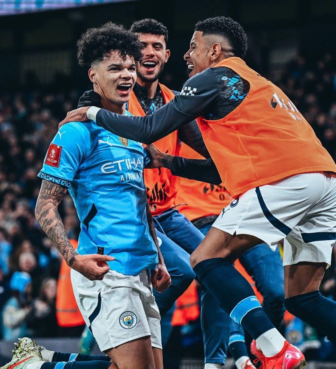 关于赛地聚焦：足总杯清晨热度飙升；曼联手感冰凉；球迷炸锅；赛程密集仍需轮换的信息