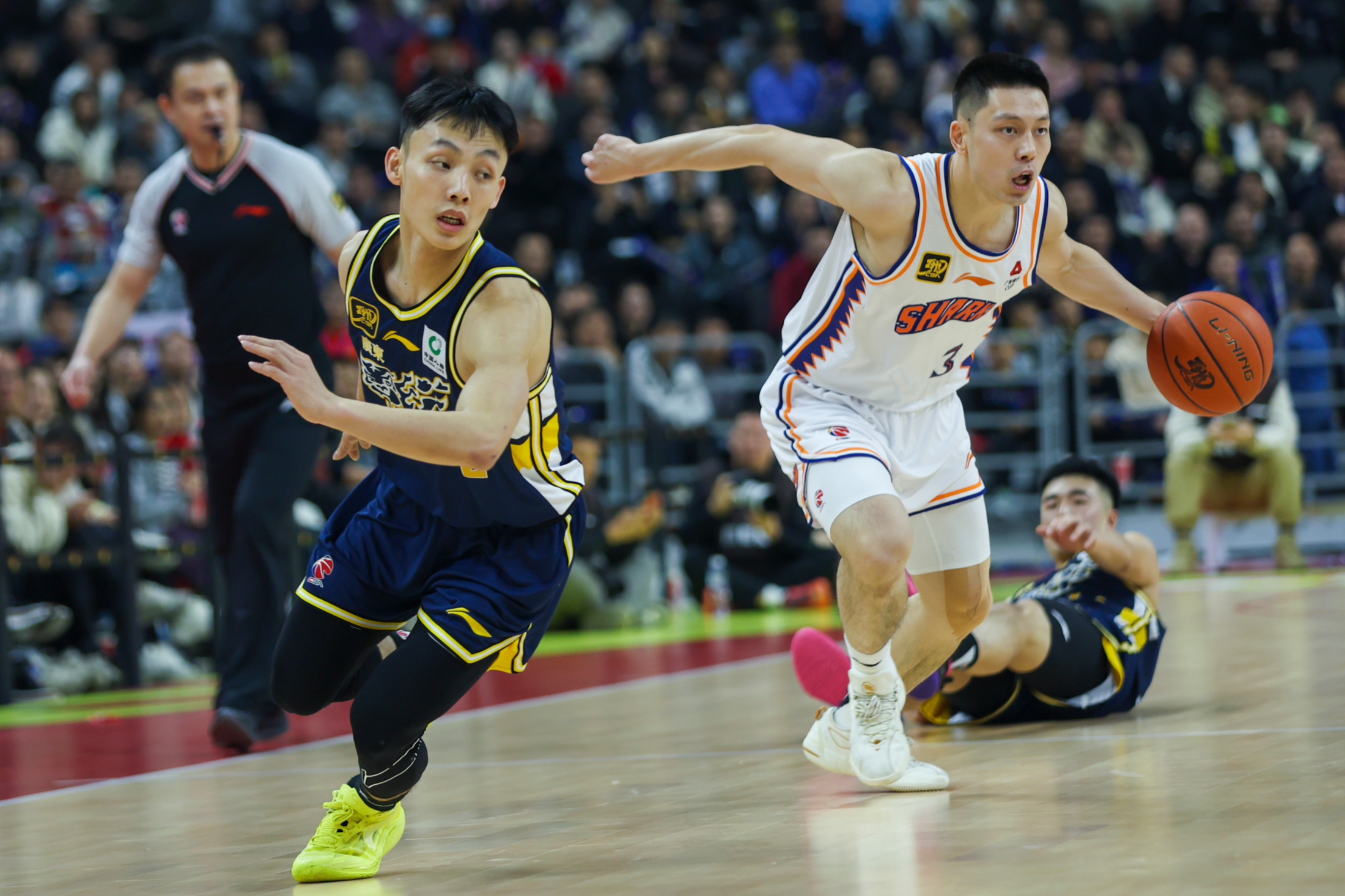 包含清晨体能课后，广州队刷新队史纪录备战NBA季后赛，压力陡增，训练强度明显提升的词条