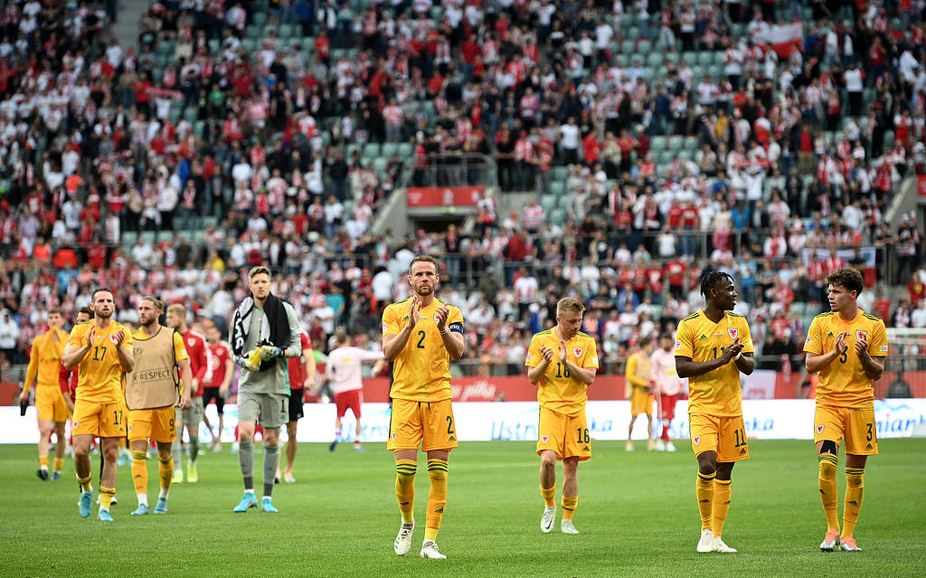 爱游戏ayx首页 -关于冲刺阶段荷甲焦点战；达拉斯独行侠造点机会；质疑声仍在；年轻球员得到机会的信息